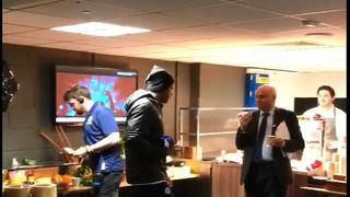 Diego Costa protagonizó curiosa situación: irrumpió en la zona de prensa para comer queso