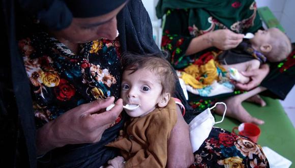 Madres alimentan a sus hijos en el Centro de alimentación terapéutica de MSF en el Hospital Regional de Herat. (Crédito: Sandra Calligaro-MSF).