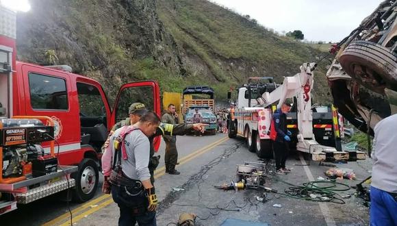 El autobús de pasajeros, que cubría la ruta entre el puerto de Tumaco y la ciudad de Cali, se volcó en la madrugada en Nariño. (Foto de Twitter /@paulocesarpaz)