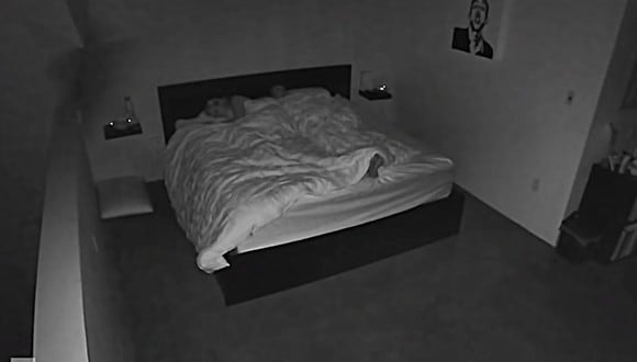 Un video viral, grabado por una cámara de seguridad, le ayudó a una pareja a descubrir por qué no podían descansar bien de noche. (Foto: pillowtalkTK / YouTube)