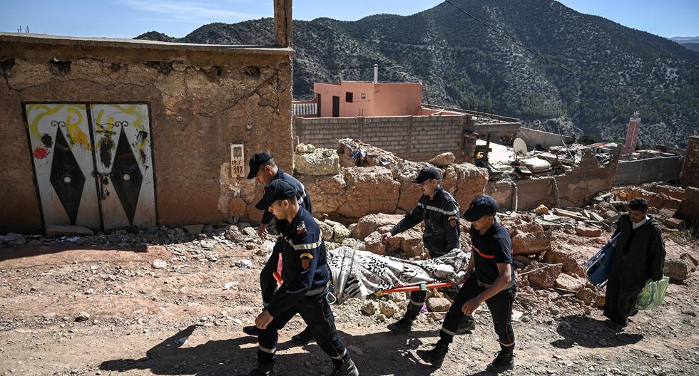 Los socorristas de la defensa civil evacuan a un superviviente herido del terremoto del 8 de septiembre en la aldea de Moulay Brahim, en la provincia de al-Haouz, Marruecos. (Foto de PHILIPPE LOPEZ / AFP).