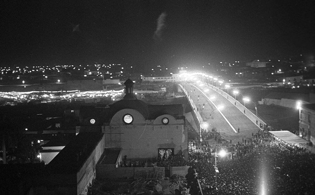 La noche del 30 de agosto de 1960, se inauguró el puente Santa Rosa. (Foto: GEC Archivo Histórico)