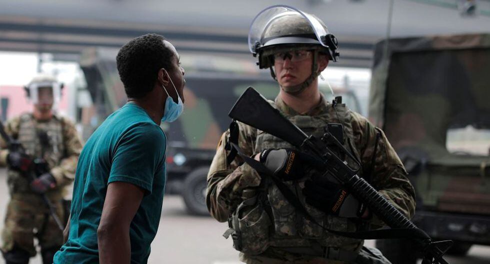 Un hombre se enfrenta a un miembro de la Guardia Nacional mientras vigilan el área después de una protesta contra la muerte en la custodia policial de Minneapolis de George Floyd. (Foto: REUTERS / Carlos Barria).
