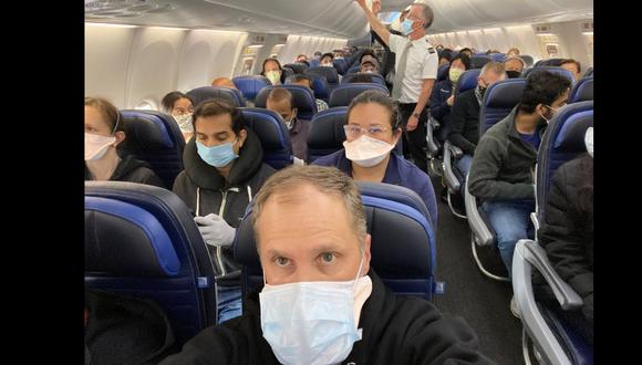 Una foto de un avión lleno de pasajeros en medio de la pandemia despertó polémica. Foto: REUTERS/ETHAN WEISS