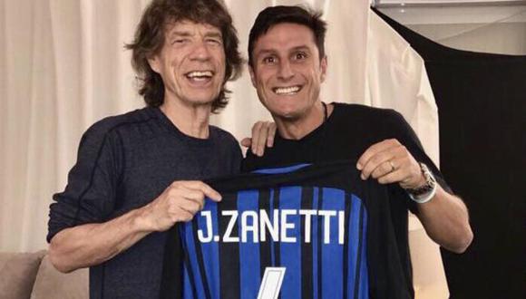 Javier Zanetti aprovechó su breve reunión con Mick Jagger para regalarle un par de camisetas del Inter de Milán. El líder de los Rolling Stones quedó muy contento por la muestra de agradecimiento. (Foto: Twitter)
