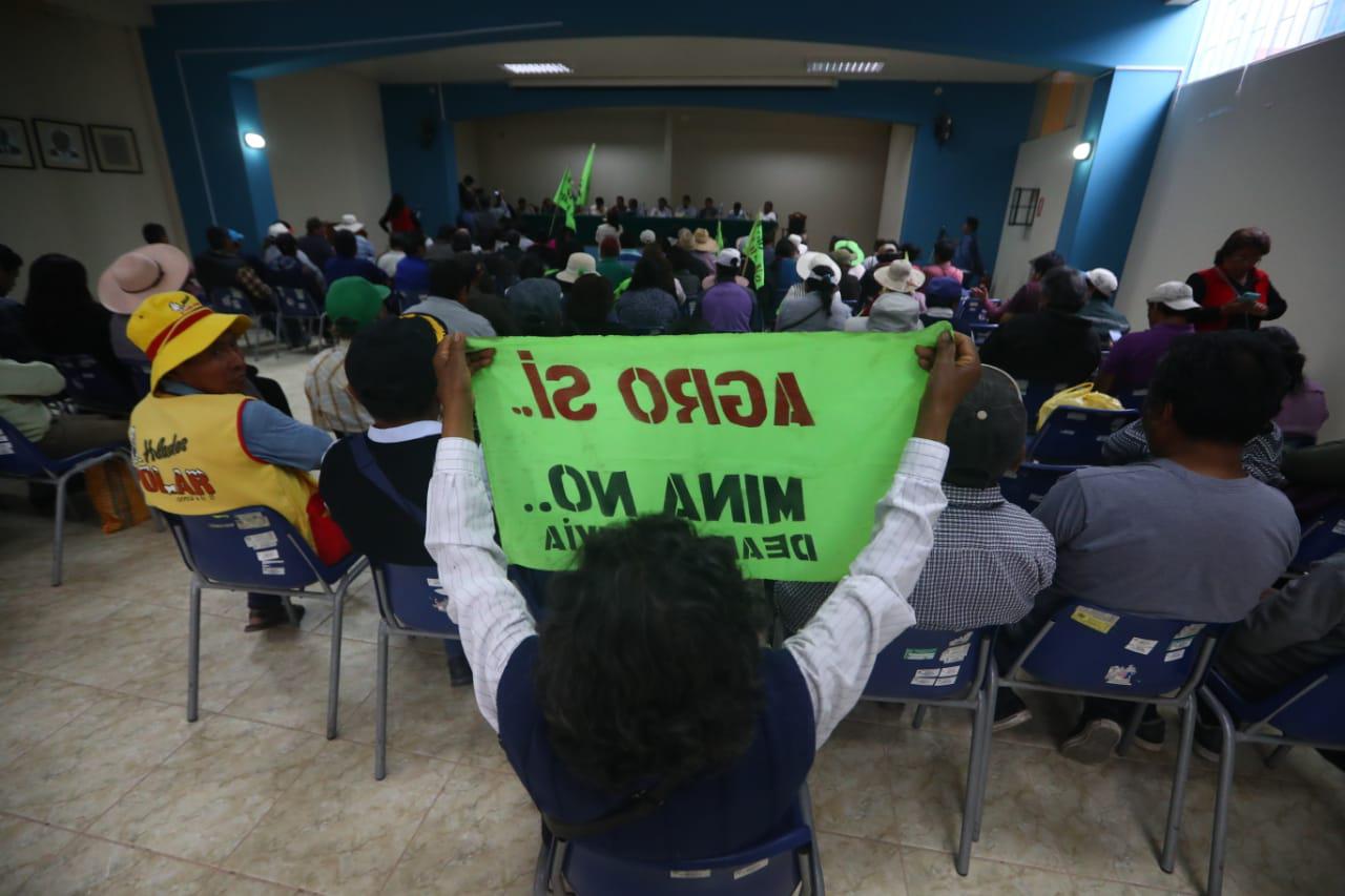 Autoridades locales mantienen reunión en municipio de Cochacra. (Foto: Alessandro Currarino)
