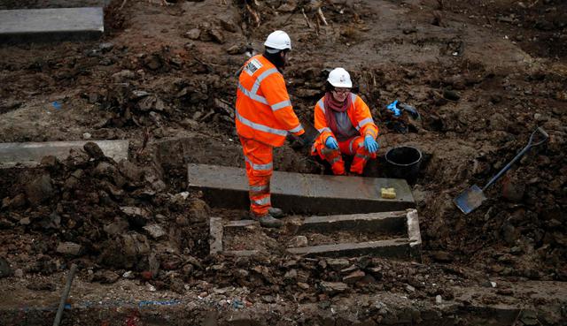 Un ejército de arqueólogos desentierra miles de tumbas que tendrán que ser reubicadas en Londres por las obras para una nueva línea de tren de alta velocidad. (Crédito: AFP)