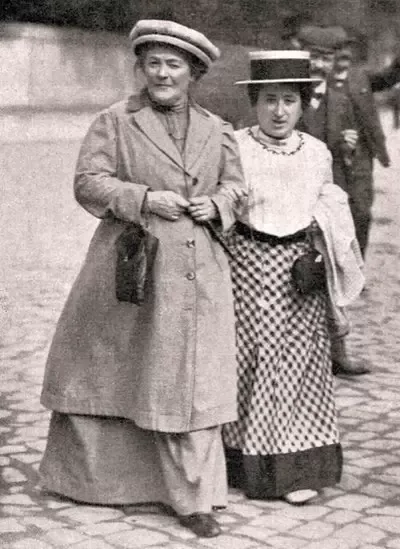 Clara Zetkin (left) and Rosa de Luxemburg, another of the most outstanding revolutionaries of the 20th century.  (Public domain).