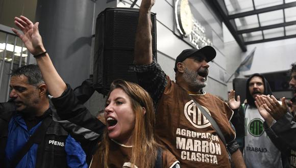 Manifestantes corean consignas durante una protesta contra el despido de trabajadores como parte de las medidas estatales de ajuste en Buenos Aires, Argentina, el 3 de abril de 2024. (Foto de Gustavo Garello / AP)