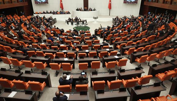 Legisladores asisten a una sesión antes de votar un proyecto de ley sobre la adhesión de Suecia a la OTAN, el 23 de enero de 2024 en la Gran Asamblea Nacional de Turquía (TBMM) en Ankara. (Foto de Adem ALTAN / AFP)