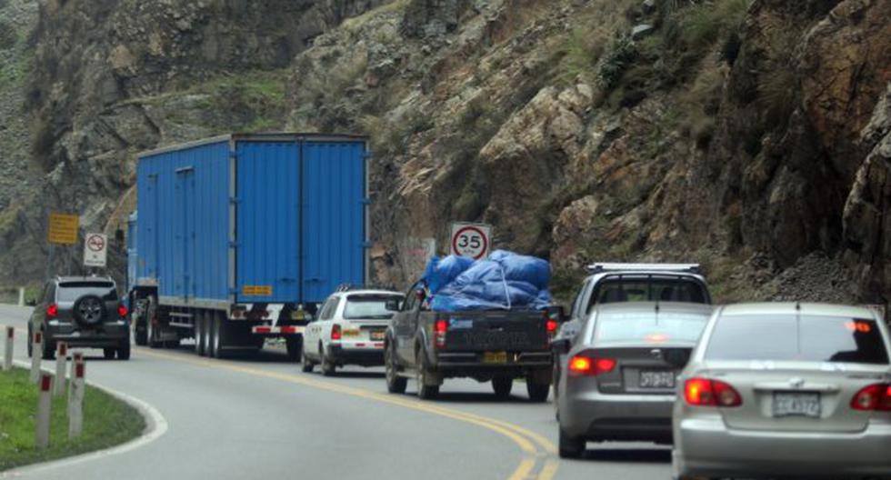 El bloqueo de la vía, a cargo de la Policía, tiene por objetivo brindar seguridad a los conductores y pasajeros. (Foto: Andina)