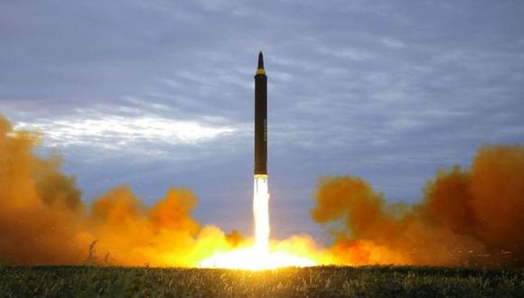 Supuesta foto del último lanzamiento de un misil norcoreano, distribuida por el régimen. Por su parte, Estados Unidos tiene misiles antibalísticos muy caros, por lo que usarlos contra Piongyang no sería nada económico. (Foto: KCNA)