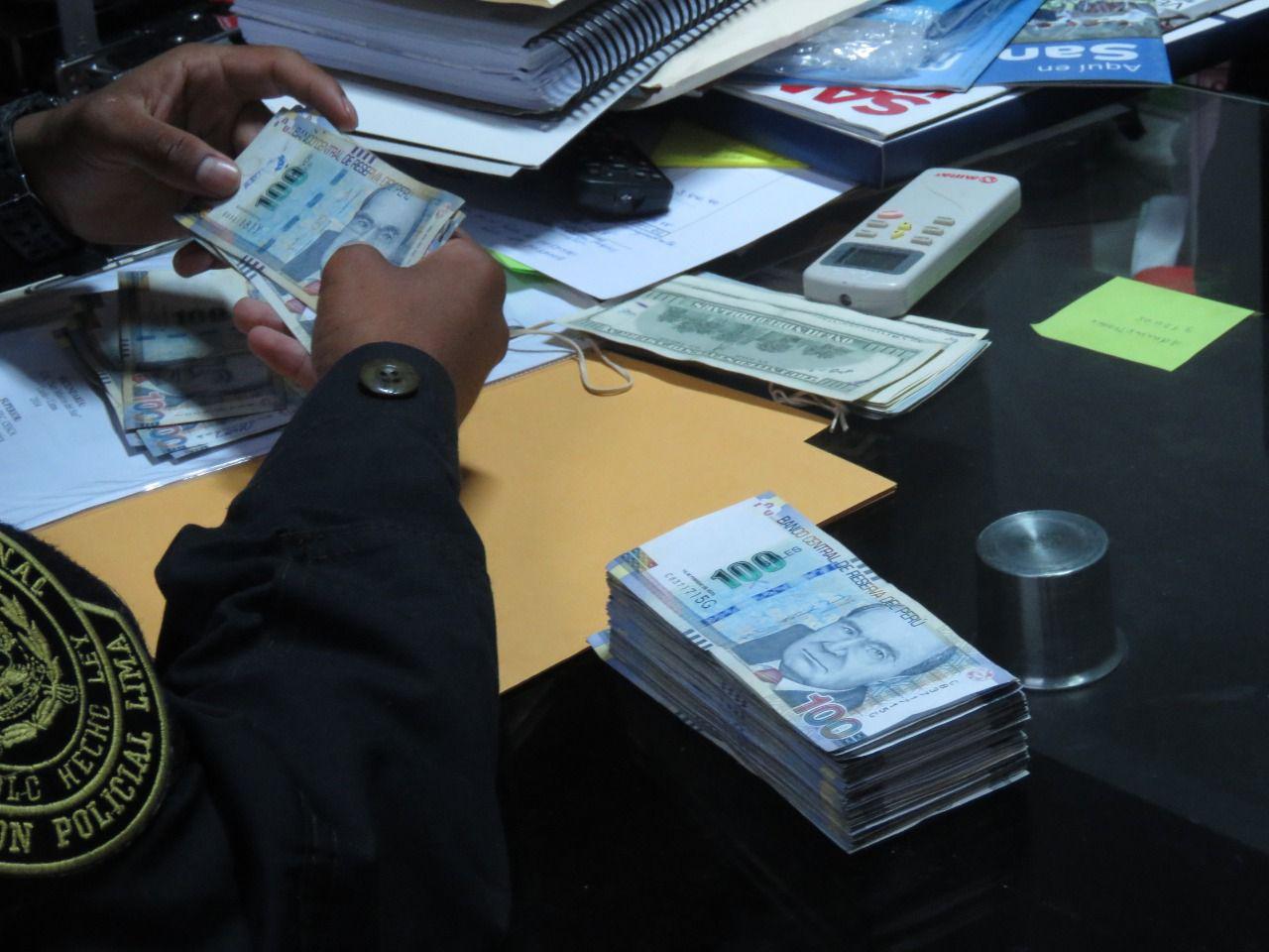 Unos 25 inmuebles fueron allanados por la policía en seis distritos de Lima. En la oficina del alcalde Delgado se hallaron US$40 mil y S/20 mil. (Foto: El Comercio)