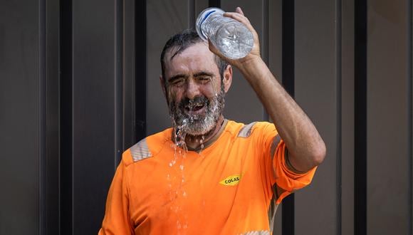 Un obrero se refresca en una construcción en Savenay, en las afueras de Nantes, el 18 de julio de 2022, cuando una ola de calor azota Francia. Foto: Loic VENANCE / AFP