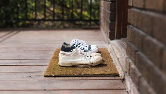 La limpieza debe empezar por asegurarse que la suela de los zapatos esté desinfectada antes de ingresar a casa. Con agua y lejía basta. (Foto: Istock)