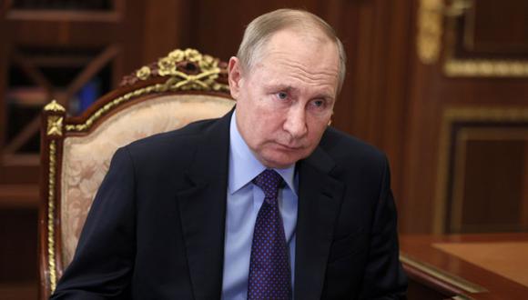 El presidente ruso Vladimir Putin escucha durante una reunión en Moscú, Rusia. (Foto: Alexei Nikolsky, Sputnik, Kremlin Pool Photo vía AP)