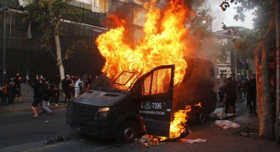 Un vehículo de Carabineros en llamas hoy, durante una manifestación en la Plaza Italia de Santiago (Chile). (Foto: EFE/ Sebastián Silva).