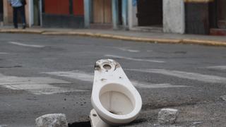 La Libertad: un inodoro cubre un forado en una pista del Centro Histórico de Trujillo  