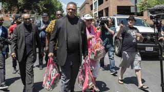 Jesse Jackson lleva comida a activistas que ocupan embajada de Venezuela en EE.UU.