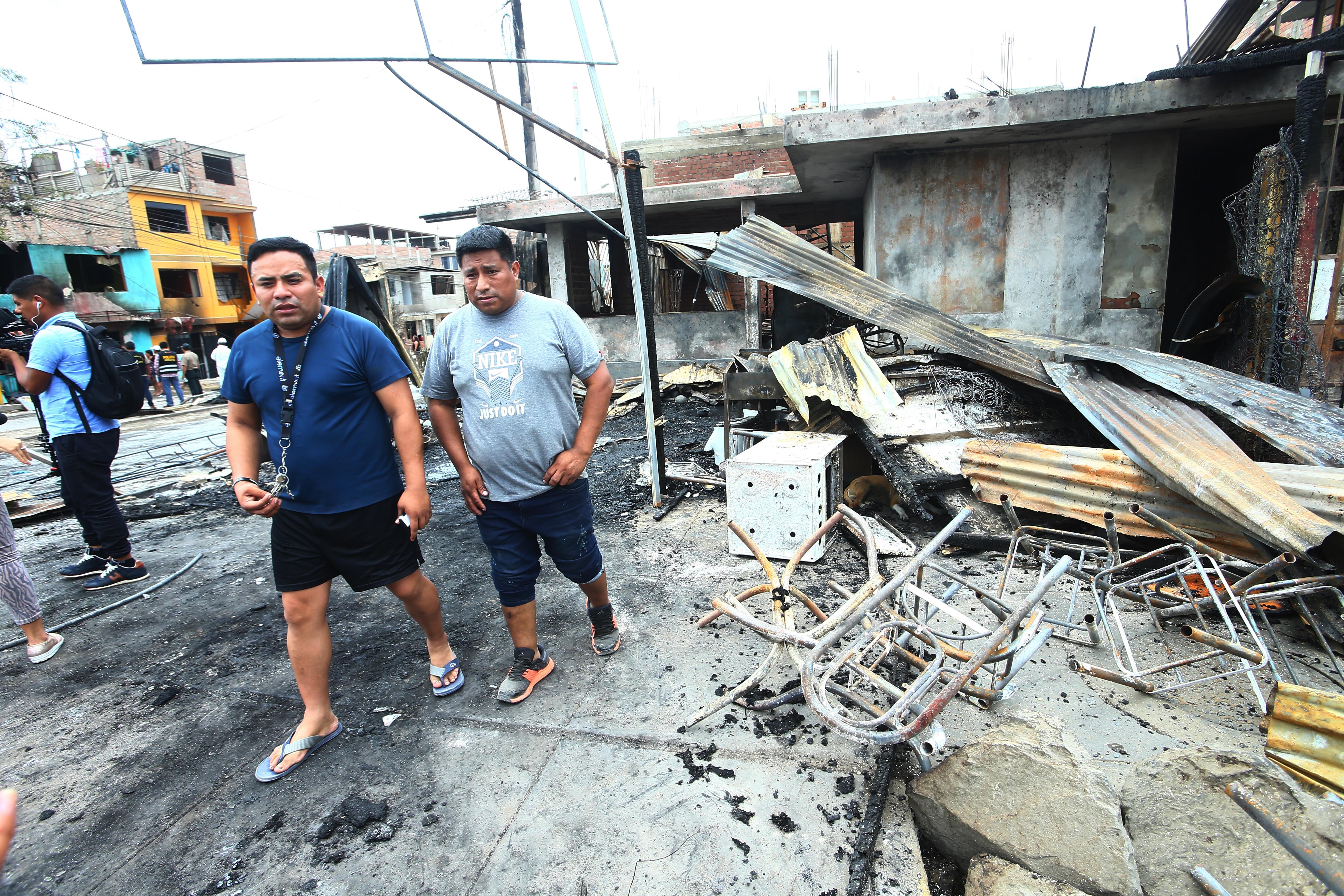 La cisterna se incendió a pocos metros de la casa de Hernán Huamán (de polo azul). Solo tuvo tiempo de alertar a su familiar y huir. (Foto: Gonzalo Córdova/GEC)