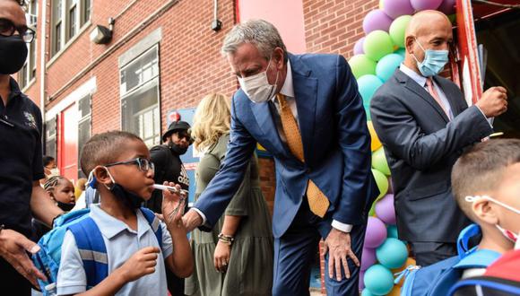 Bill de Blasio, alcalde de Nueva York, centro, saluda a un estudiante el primer día de clases en una escuela pública en el distrito del Bronx en Nueva York, EE.UU. (Foto: Stephanie Keith / Bloomberg).
