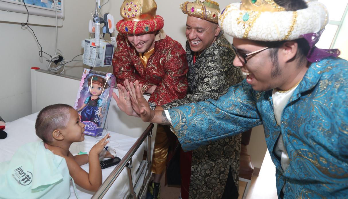 Melchor, Gaspar y Baltasar repartieron obsequios a 170 niños hospitalizados. (Foto: Rolly Reyna / El Comercio)