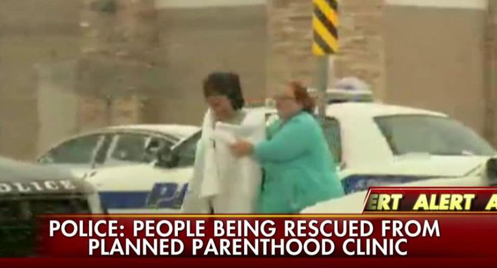 Mujeres escapando de la clínica donde está atrincherado el tirador (Foto: Fox News)