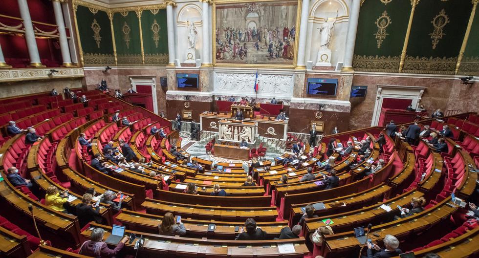 El ministro de Sanidad, Olivier Veran, lidera la discusión en el parlamento francés sobre la ley que impondría el pase de vacunación. EFE