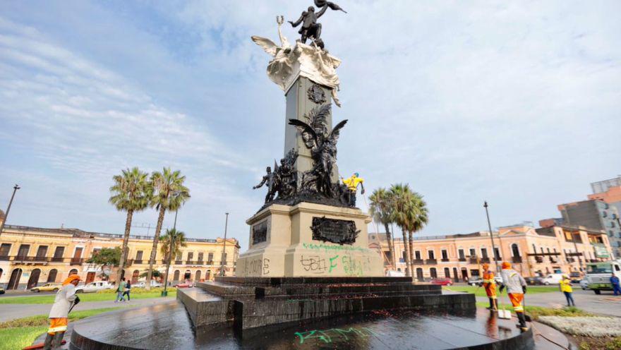 Plaza Bolognesi: supuestos barristas realizaron pintas [FOTOS] - 1