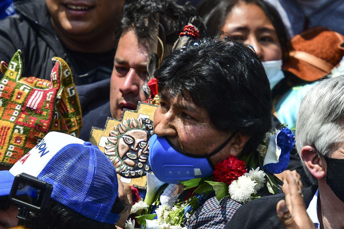 El ex presidente de Bolivia, Evo Morales, es recibido por una multitud en Villazón, en el sur del país. (Foto de Ronaldo SCHEMIDT / AFP).