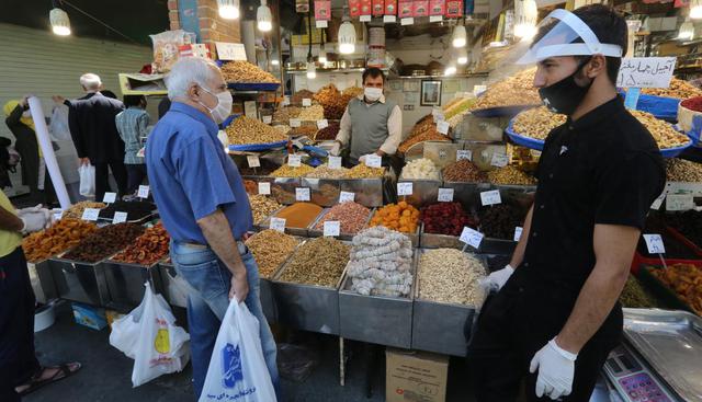 El pequeño comercio reabrió en Teherán, una semana más tarde que en el resto del país, comenzando así el regreso gradual a la actividad económica tras un mes de cierre impuesto por las autoridades debido al coronavirus. (ATTA KENARE / AFP).