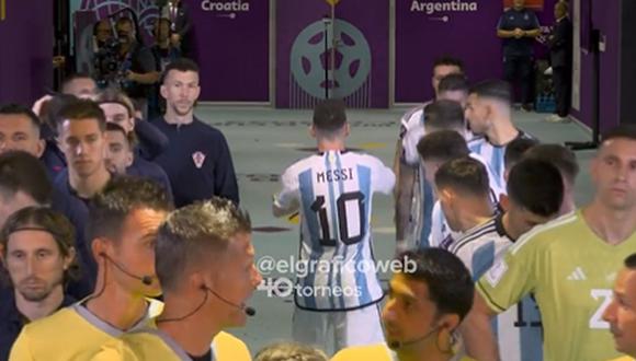 El desconcierto de Messi tras olvidar banderín en el vestuario | Foto: captura