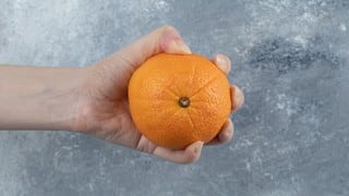El ingrediente de cocina que te ayudará a quitar el olor a mandarinas de las manos