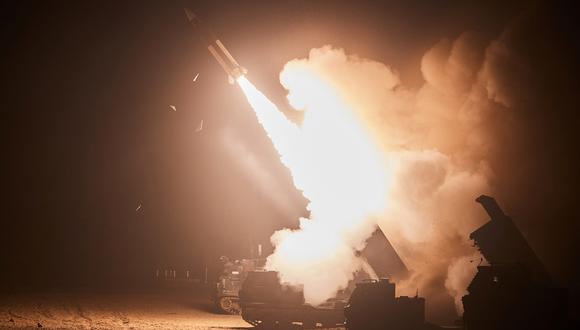 El Sistema de Misiles Tácticos del Ejército (ATACMS) dispara un misil, durante ejercicios conjuntos entre Corea del Sur y Estados Unidos, el 6 de junio de 2022. (Foto de Handout / Estado Mayor Conjunto de Corea del Sur / AFP)