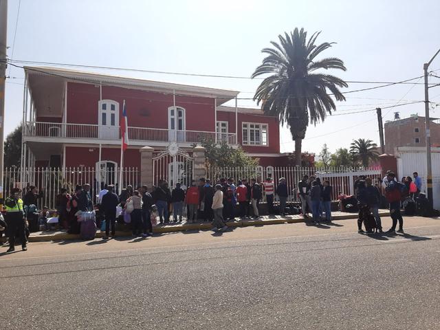 Este es el panorama en el consulado de Chile en Tacna. (Foto: Ernesto Suárez)