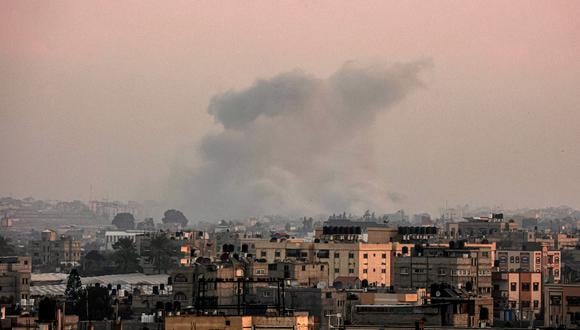 Una fotografía tomada desde Rafah el 23 de enero de 2024 muestra humo ondeando sobre Khan Yunis en el sur de la Franja de Gaza durante el bombardeo israelí, en medio de continuas batallas entre Israel y el grupo militante palestino Hamas. (Foto de AFP)