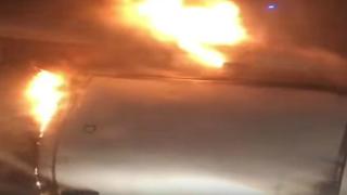 Facebook: Pasajeros graban caótico incendio del motor de un avión