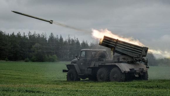 Lanzamiento de un cohete desde un lanzacohetes múltiple montado en un camión cerca de Svyatohirsk, en el este de Ucrania, el 14 de mayo de 2022, en medio de la invasión rusa. (Yasuyoshi CHIBA / AFP).
