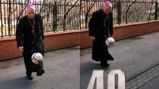 Obispo sorprende al hacer varias dominadas con la pelota: “Cuantas veces lo consiga recen un Avemaría”