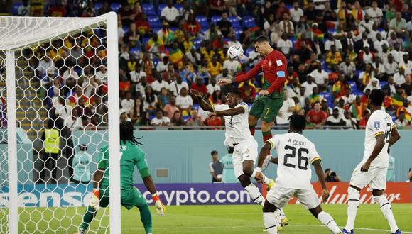 Cristiano Ronaldo elevándose para cabecear. REUTERS/Albert Gea