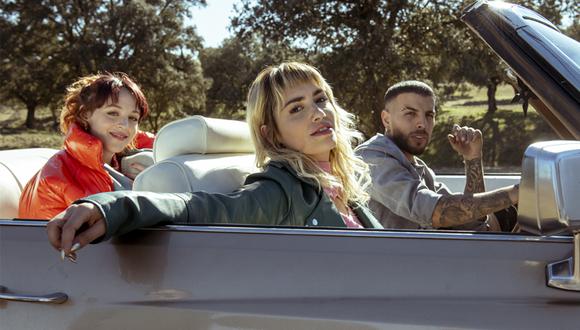 Catalina Sopelana, Wendy (Lali Espósito) y Rauw Alejandro en una escena de “Sky Rojo”. Foto: Netflix
