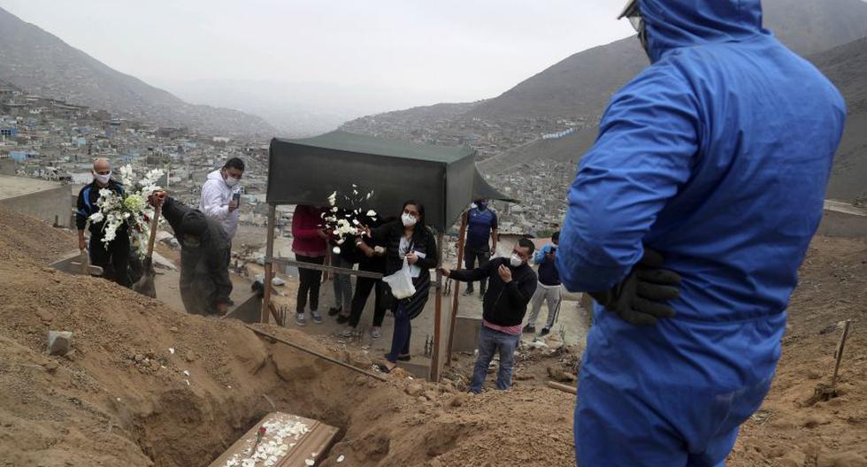 Familiares de Nolberto Albina lo entierran en el cementerio de los Mártires 19 de Julio en las afueras de Lima este 17 de junio. Según los miembros de la familia, Albina murió por complicaciones relacionadas con COVID-19. (Foto: AP / Martin Mejia)