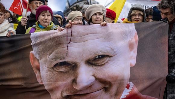 Partidarios marchan para defender la memoria del difunto Papa Juan Pablo II, nacido en Polonia, en el 18.º aniversario de su muerte, en Varsovia, Polonia, el 2 de abril de 2023. (Foto de Wojtek RADWANSKI / AFP)