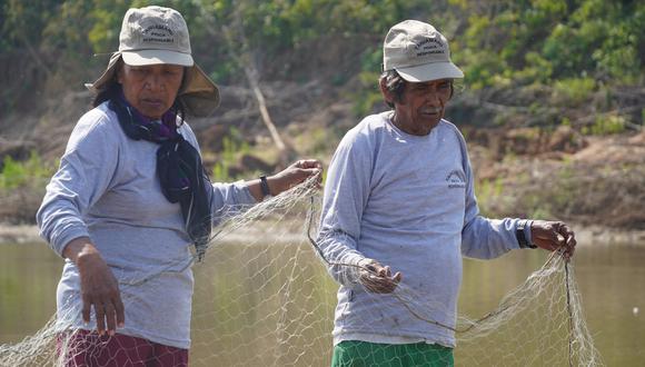 Pescadores y pescadoras muestran la actualización del plan de manejo pesquero en el río Tahuamanu. Foto: Carolina Flores/FZS Perú