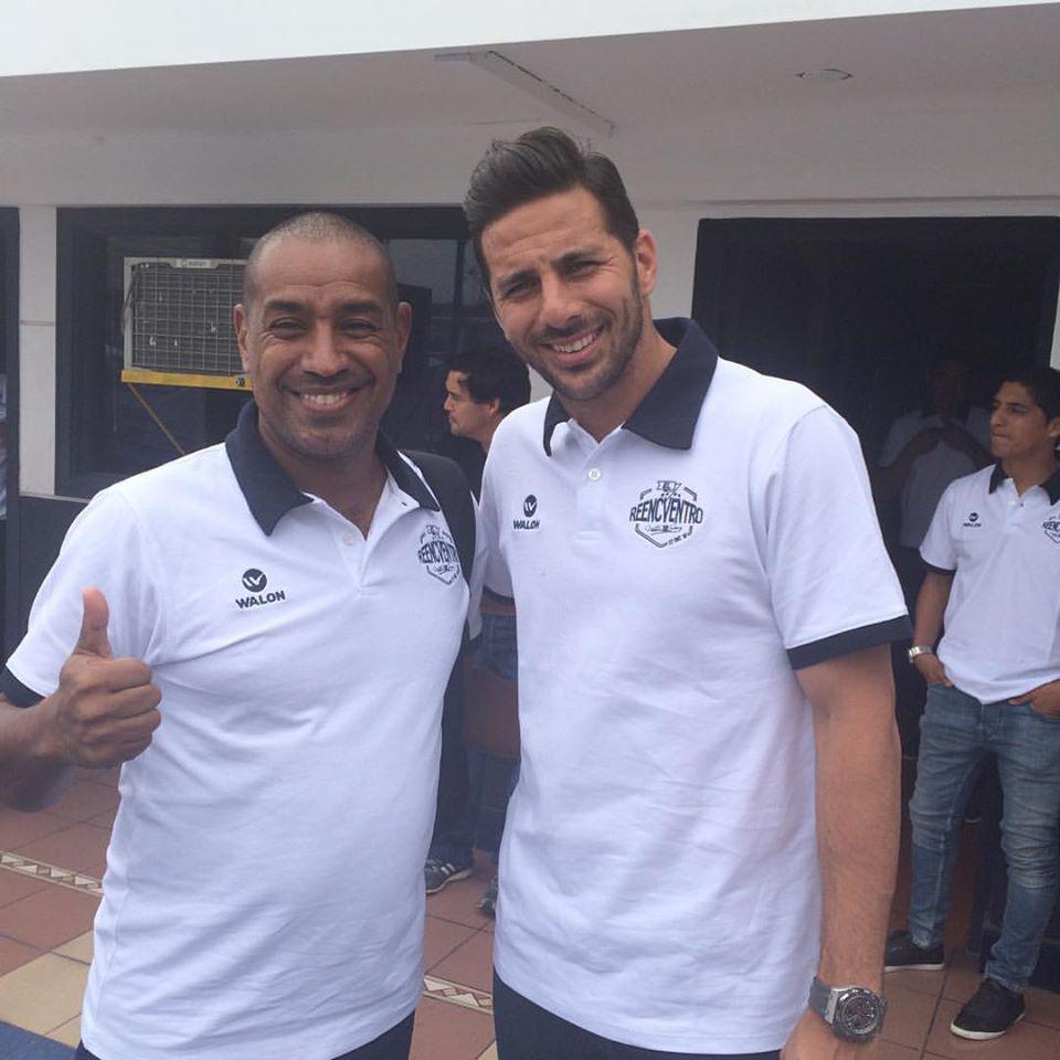 En el 2015, Bujica se encontró con Pizarro, quien lo reemplazó en el plantel victoriano. (Foto: Facebook).