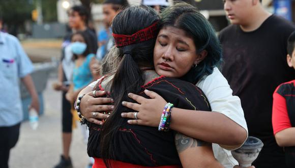 Wanda Pérez abraza a Laura Yohualtlahuiz durante la vigilia por los migrantes muertos. (GETTY IMAGES)