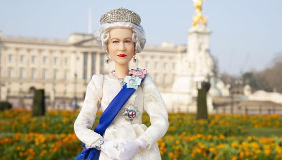Una fotografía sin fecha tomada y publicada el 21 de abril de 2022 por el fabricante estadounidense de juguetes Mattel muestra su nueva muñeca Barbie representando a la reina Isabel II para conmemorar el Jubileo de Platino de la monarca británica. (Foto por MATTEL / AFP)