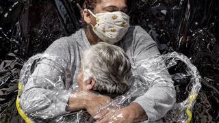 El primer abrazo en pandemia, la imagen ganadora del año del World Press Photo