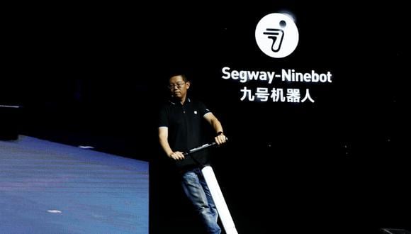 El presidente de Ninebot, Wang Ye, presenta el scooter semiautónomo KickScooter T60 que puede regresar a las estaciones de carga sin conductor. (Foto: Reuters)