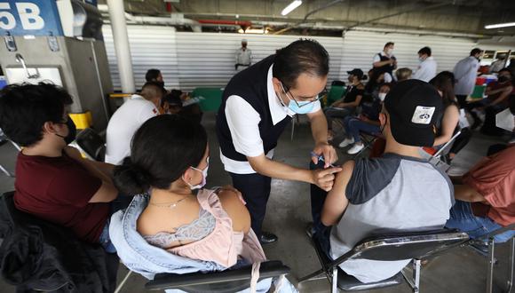 Varias personas reciben una dosis de la vacuna contra el covid-19 en Ciudad de México (México). (Foto: EFE)